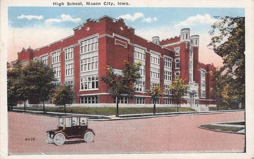 Die HIGH SCHOOL in MASON CITY, IA auf Vintage 1923