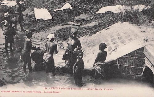 181. KINDIA (Guinée Française). Lavoir dans la Quaoua Collection Générale de la Guinée Française A. James, Conakry