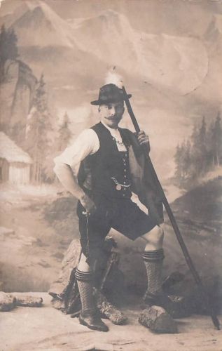 Reitmayer, Tegernsee, junger Mann in bayerischer Tracht mit Taschenuhr