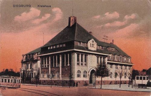 Siegburg, Kreishaus mit Strassenbahn und Wolken