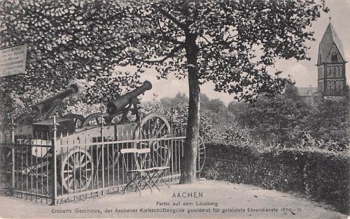 Aachen, Partie auf dem Lousberg mit Kanonen, Im Hintergrund Salvatorkirche
