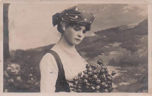 Frau mit Blumenstrauß 1927