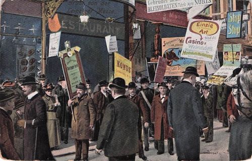 AK Nürnberg, Messebesucher mit Reklameplakaten, Bleisoldaten-Fabrik