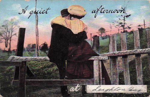 Postkarte, historisch, paar sitzt auf Holzzaun, verliebt sich in Liebe,u