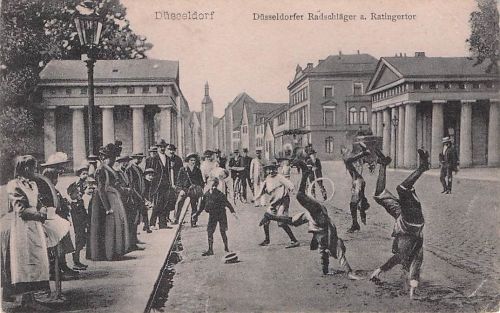 Ansichtskarte Düsseldorf, Düsseldorfer Radschläger am Ratinger Tor
