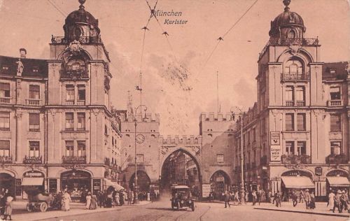 AK München, Passanten vor dem Karlstor