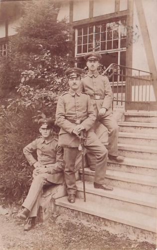 drei soldaten auf der treppe