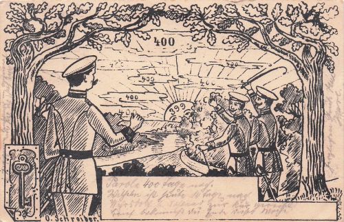 Die Postkarte zeigt drei Soldaten in Uniformen der Artillerie, die den 400. Tag ihrer Ausbildung feiern.
