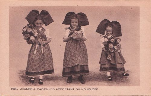 Ak Drei Mädchen in Elsässer Trachten mit Guglhupf und Blumen