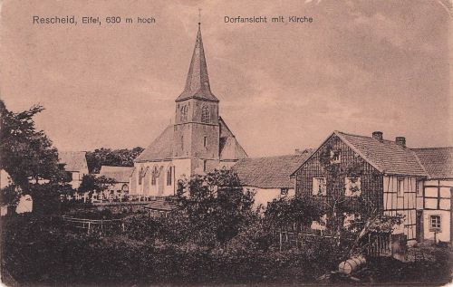 Rescheid, Eifel, 630 m hoch Dorfansicht mit Kirche