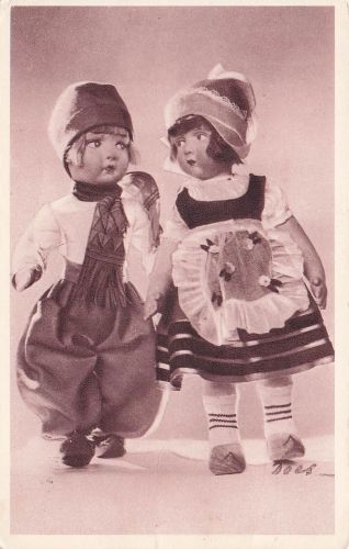 Postkarte um 1935: Puppen-Paar in holländischer Tracht