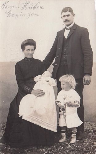 Familie (einen Mann, eine Frau und zwei kleine Kinder) zeigt. Es handelt sich um ein Kabinettfoto