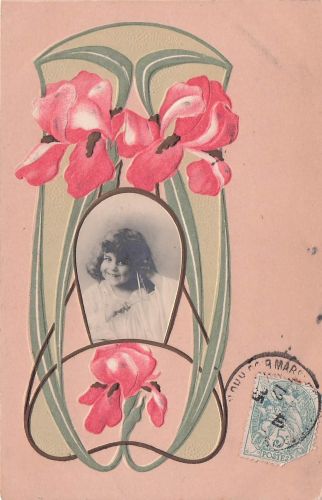 Kleines Mädchen mit Jugendstil-Blumenstrauß ~ Antike Fotopostkarte aus den 1900er Jahren