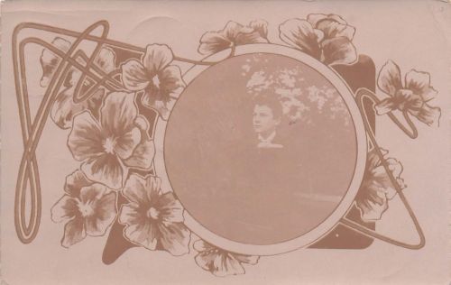 einem verzierten Rahmen im Jugendstil.