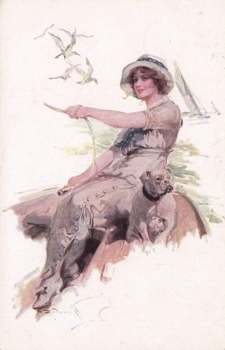 Frau sitzt mit Hund in einem Boot