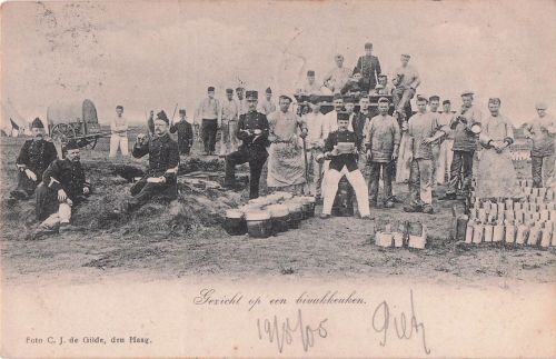 Soldaten und Zivilisten, die um eine Feldküche