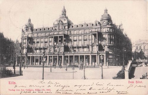 AK Köln, Passanten vor dem Dom-Hotel