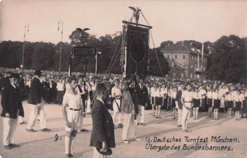 13. Deutsches Turnfest München. Übergabe des Bundesbanners,