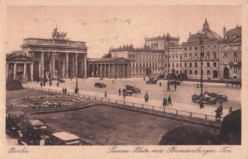 Berlin - Pariser Platz mit Brandenburger Tor - Oldtimer / Karte
