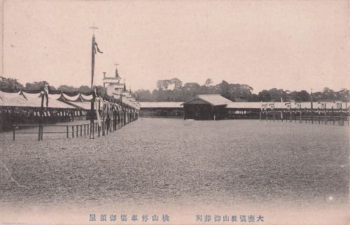 Trauerzeremonie (大喪儀, Taisō-no-gi) am Bahnhof Momoyama in Fushimi, Kyoto, anlässlich des Todes von Kaiser Meiji im September 1912.