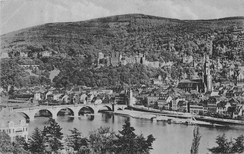 Heidelberg, einer Stadt in Baden-Württemberg. Im Vordergrund ist die Karl-Theodor-Brücke,