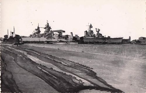 Schlachtschiffe der Richelieu-Klasse im Hafen.