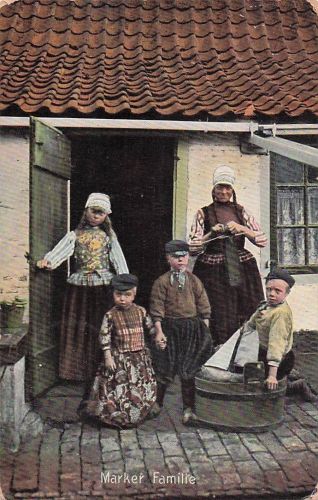 AK Marker, Familie vor dem Haus in niederländischer Tracht