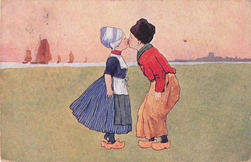 Ansichtskarte Zwei niederländische Kinder in Trachten küssen sich auf einer Wiese