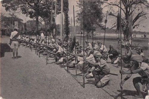 Para pasukan kesultanan Kutai dengan senjata tombak Agustus 1947
