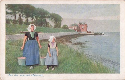 Ak Zeeland Niederlande, Mutter und Kind in Tracht am Ufer
