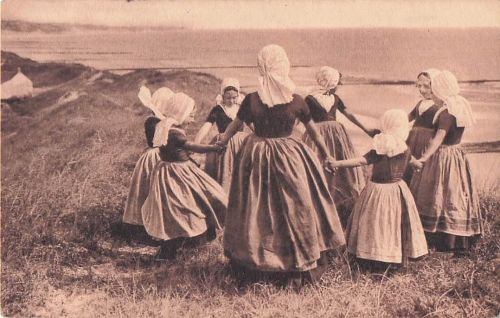 Ak Zeeland Niederlande, Dünen, tanzende Mädchen in Trachten
