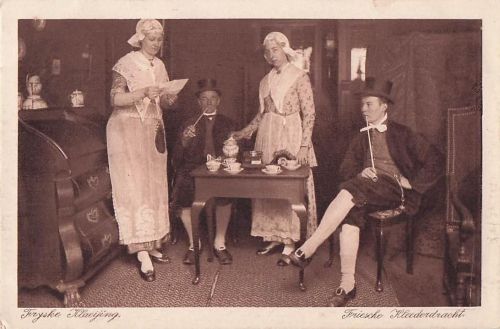 Fryske Xlacijing, Friesche Kleederdracht.