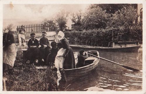Niederlande Volendam – Ungezwungene Familie auf dem Boot, altes Foto, Sepia-Postkarte