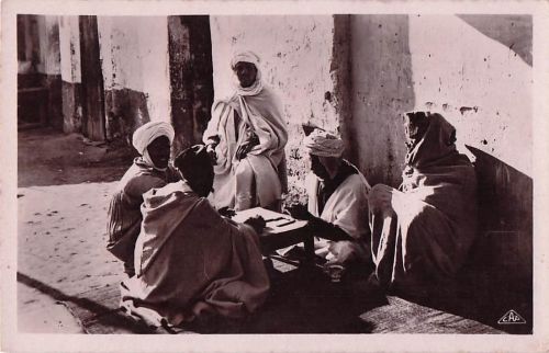Ansichtskarte / Postkarte Araber spielen Domino, Maghreb