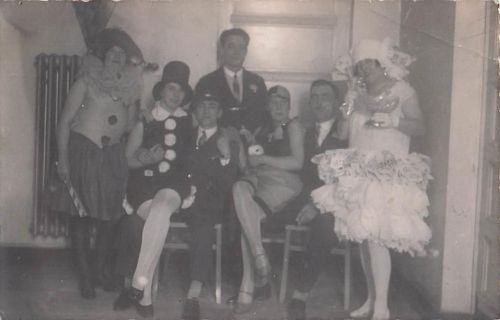 in den frühen 1930er Jahren im Rheinland zu Karneval verkleidet haben.