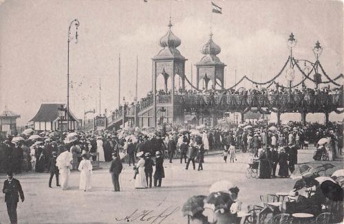 Scheveningen Den Haag Südholland, Op de Boulevard, Fahnen