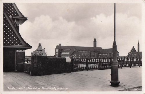 Amsterdam Z-Gezicht op Vossius-Gymnasium.