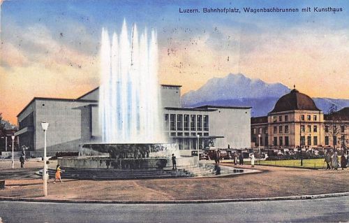 Luzern. Bahnhofplatz, Wagenbachbrunnen mit Kunsthaus