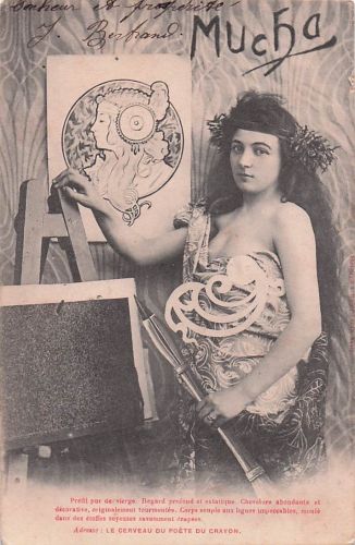 Postkarte von 1903, die ein Modell vor Alphonse Muchas Kunstwerk "Blonde Byzantine Head" darstellt