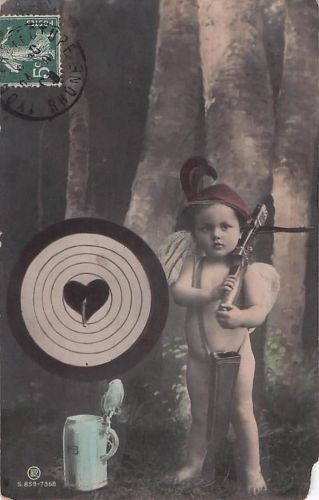 Diese historische Postkarte zeigt Amor als Schützen,