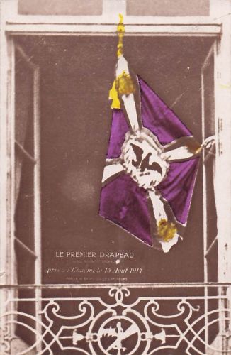 Postkarte zeigt die erste bayerische Fahne, die am 15. August 1914 erbeutet wurde