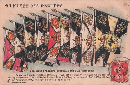 Postkarte zeigt die ersten neun deutschen Fahnen, die im Ersten Weltkrieg von französischen Truppen erbeutet wurden.