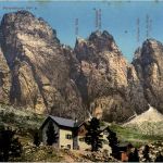 Regensburger Hütte mit der Geislergruppe in den Dolmiten