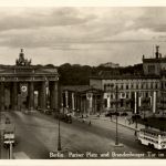 Berlin - Brandenburger Tor mit Hakenkreuzfahnen