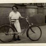 Frankfurt - Frau mit Fahrrad
