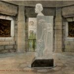 Jena, Abbedenkmal (Inneres der Halle mit Büste)