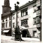 Villach, Hauptplatz, Mariensäule mit Hotel Post