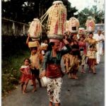 Bali - Opfergaben werden zum Tempel gebracht