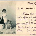 Kind und Hund mit Sektflasche