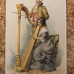 Frau spielt Harfe - mit kleinen Perlen bestzt